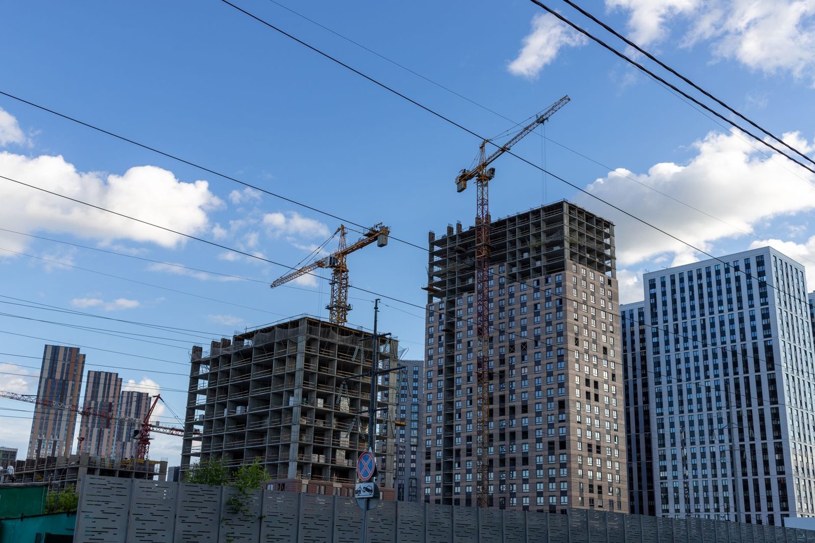 Tower cranes over a large building under construction