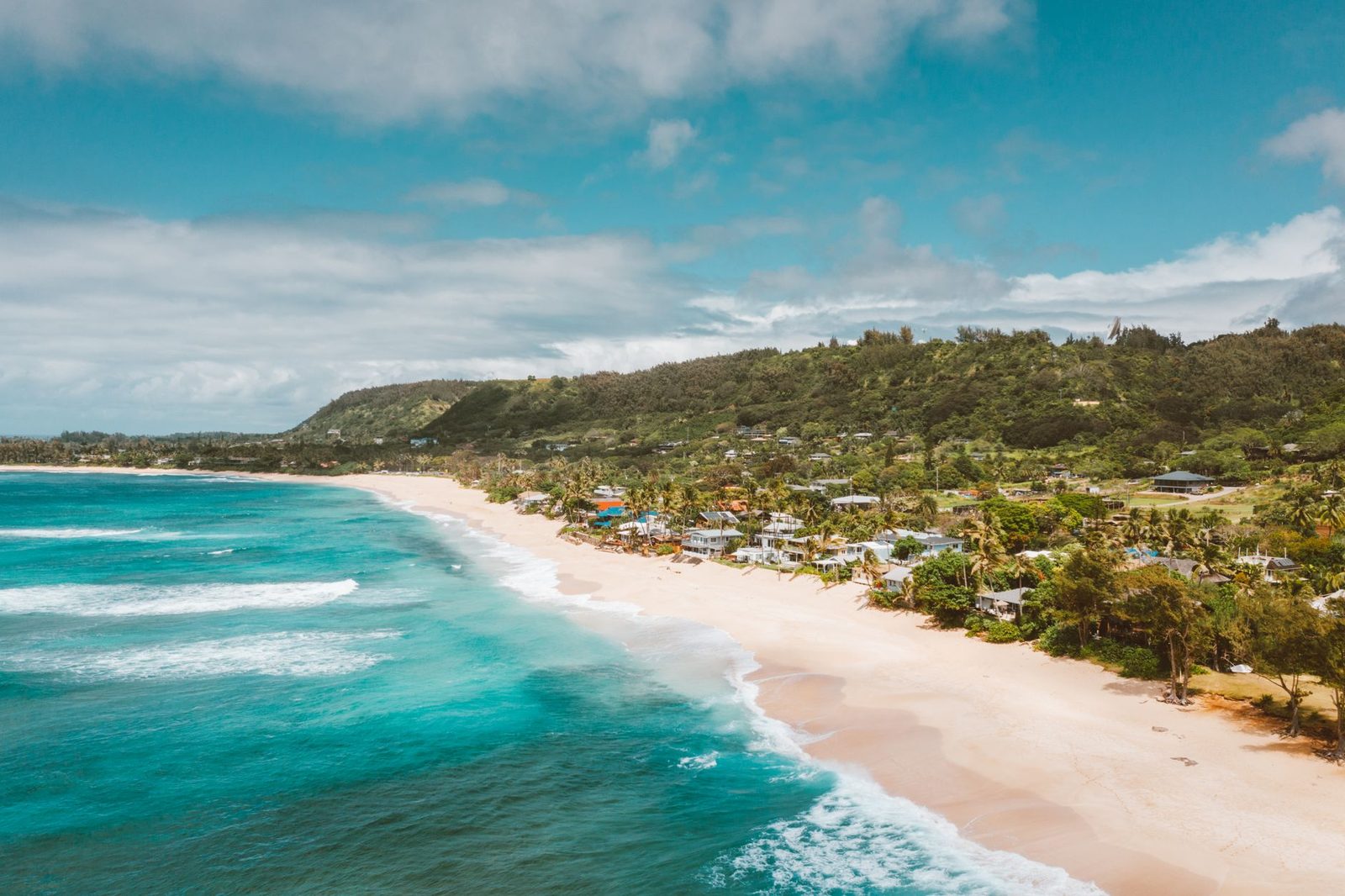 A long North Shore beach lined with homes on Oahu